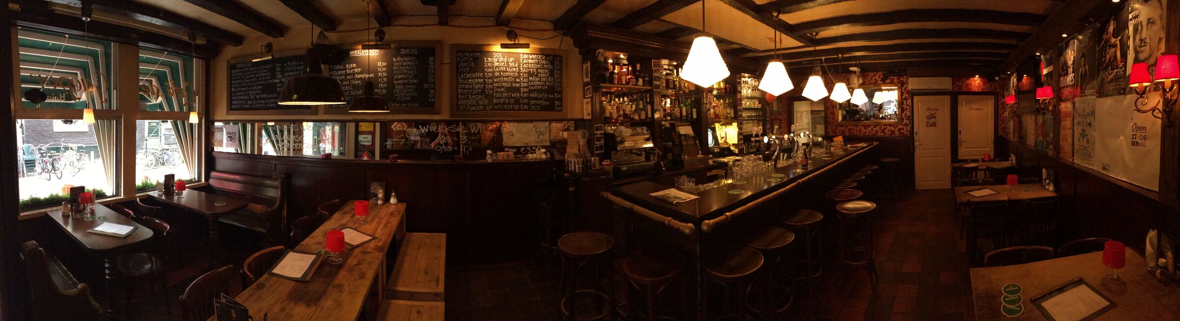Panorama van het hele café, van de ramen aan de Staalstraat tot achterin