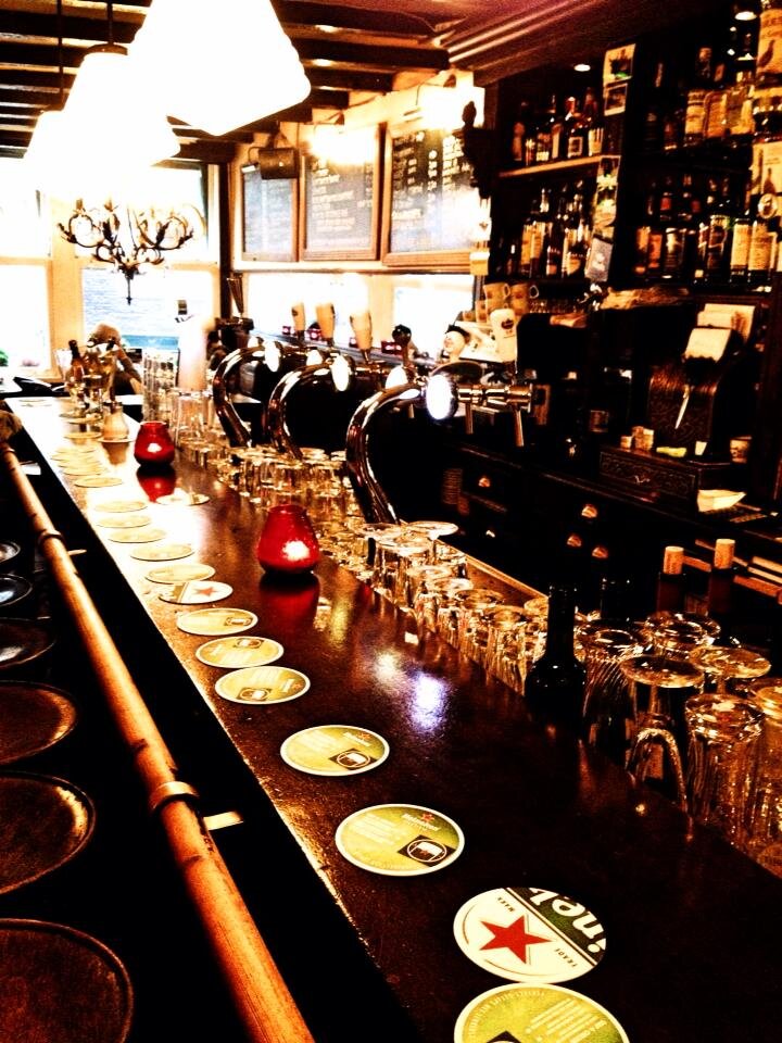 Biertaps en glazen op de bar